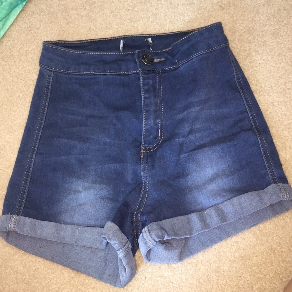 Blue denim shorts, Sinched in waist